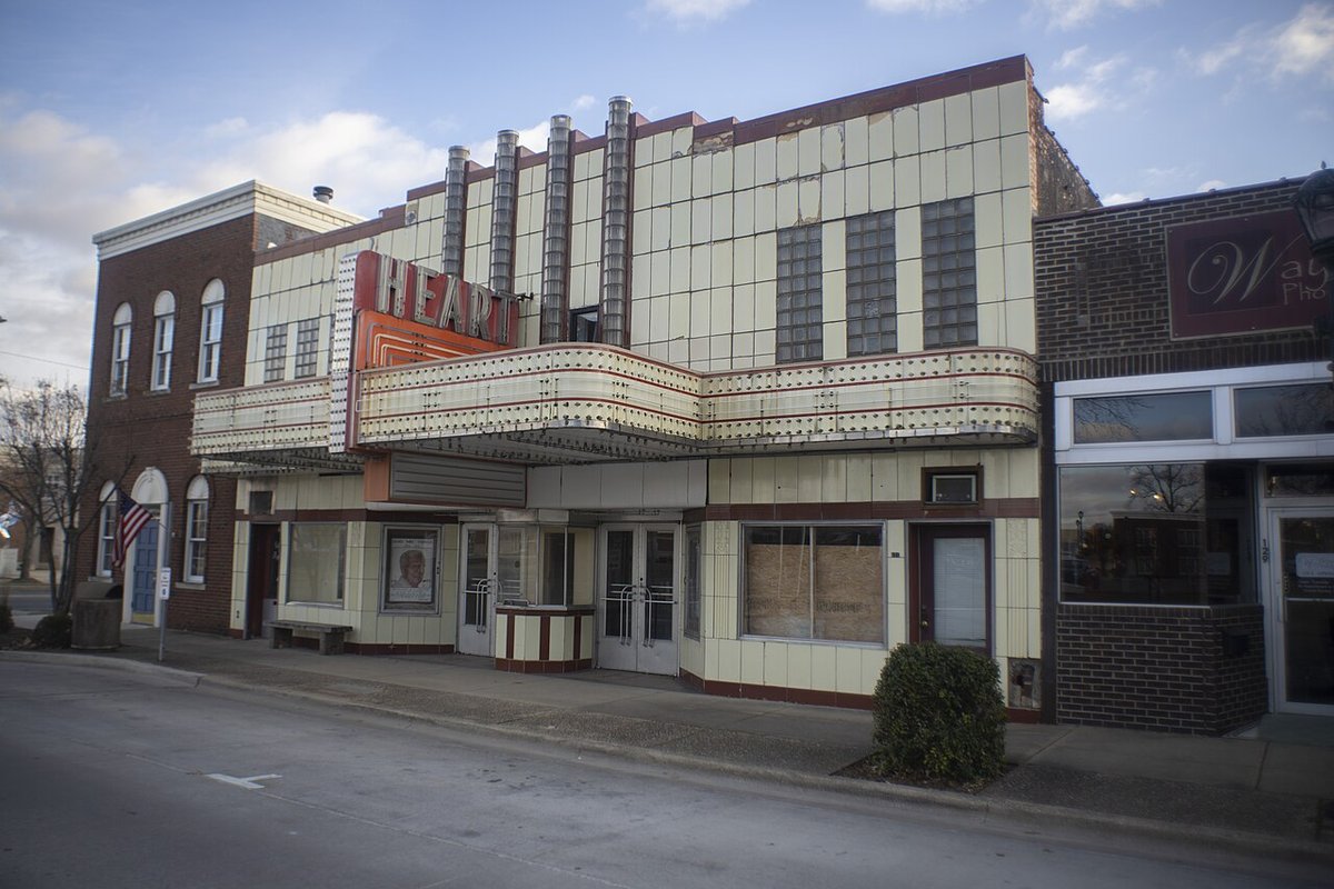 Cary, IL - Fayil:Heart Theater in Effingham, Illinois - Flickr - Joe K Gage.jpg -  Wikipedi